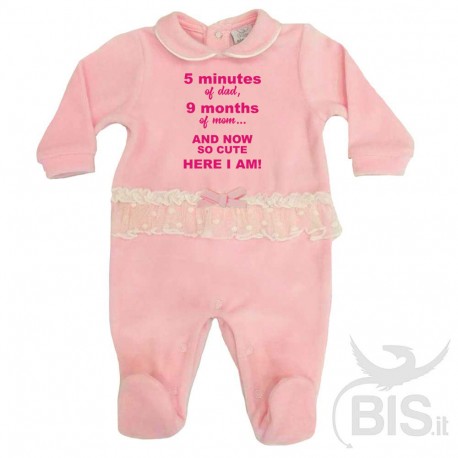 Tutina in ciniglia con applicazione in tulle "5 min di papà 9 mesi di mamma ed eccomi qua!"