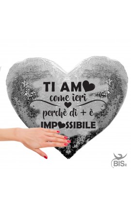 Cuscino cuore con paillette "Ti amo come ieri perchè di più è impossibile"