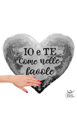 Cuscino cuore con paillette "Io e te come nelle favole"