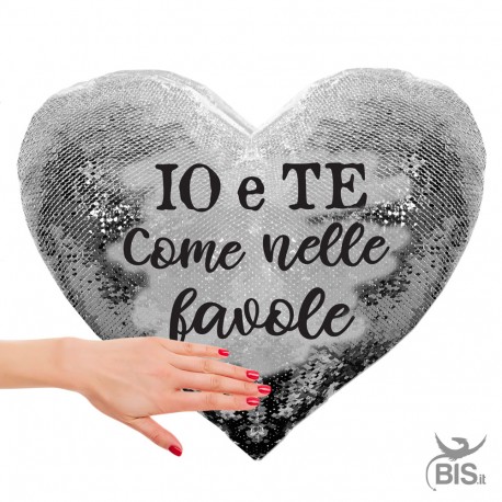 Cuscino cuore con paillette "Io e te come nelle favole"