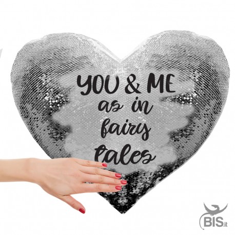 Cuscino cuore con paillette "Io e te come nelle favole"