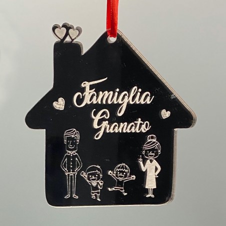 Addobbo a forma di casetta in plexiglass personalizzabile con il nome e i componenti