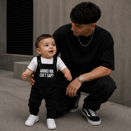 Salopette Bimbo “AMMO MA CHI T SAP?” | Outfit Coordinato Famiglia