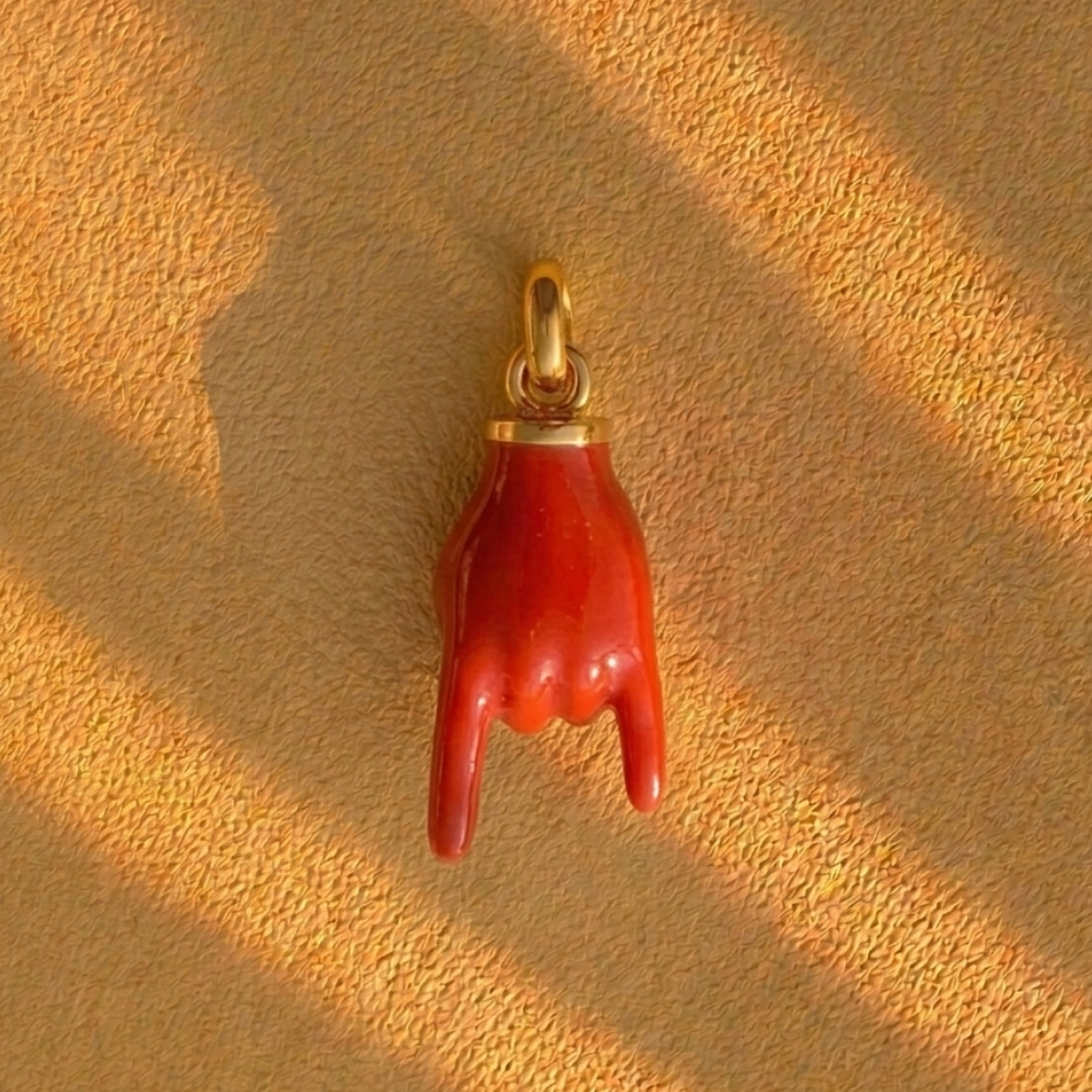 Charm Mano Cornuta Rossa | Amuleto Scaramantico per Collana
