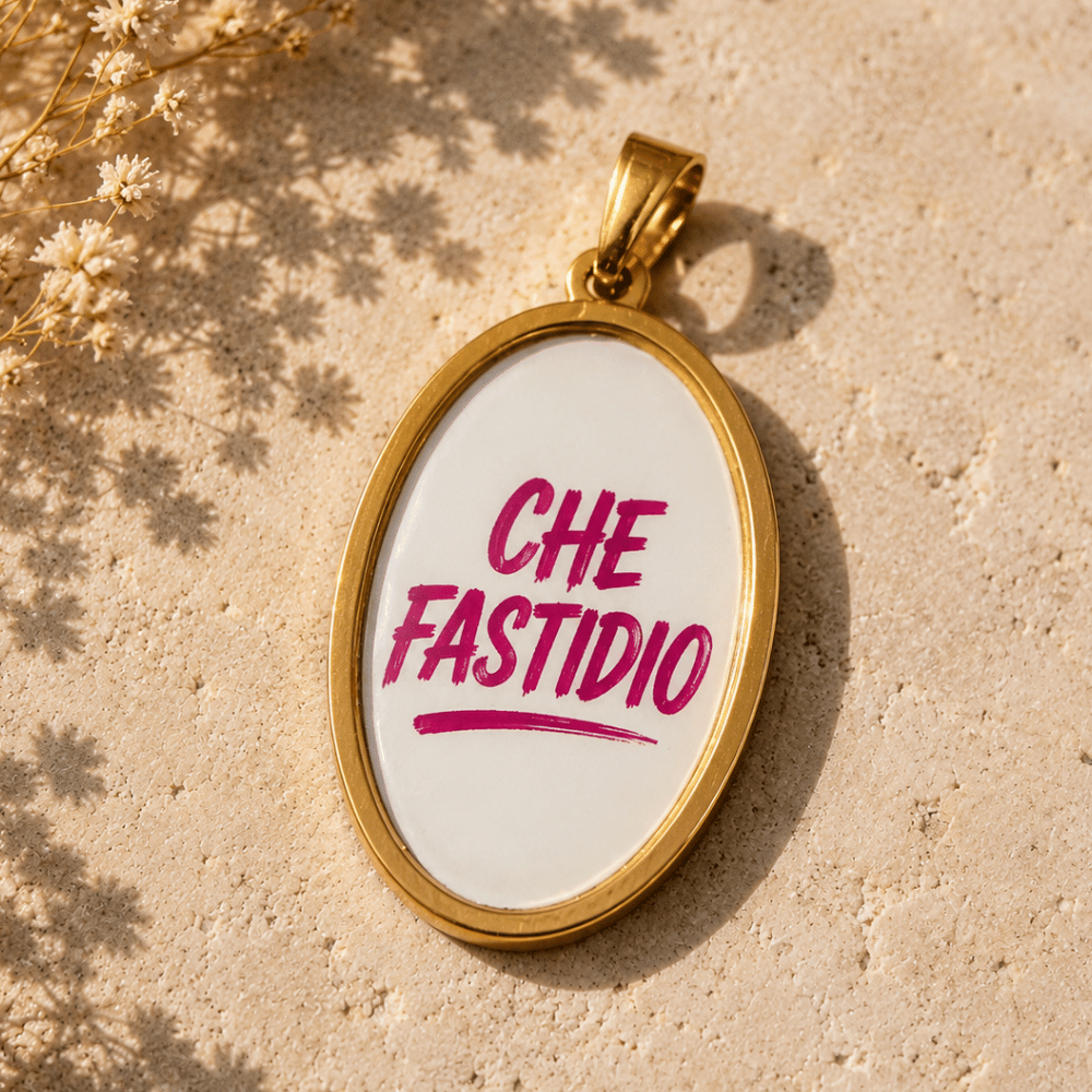 Charm "Che Fastidio" – Ciondolo Ironico da Collana