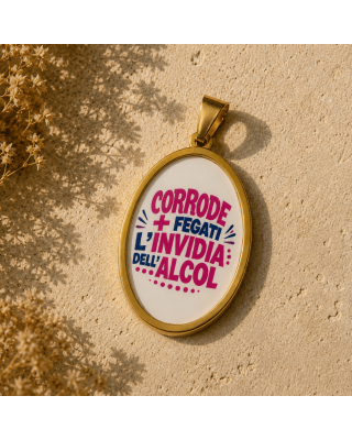 Charm "Corrode Più Fegati l'Invidia dell'Alcol" – Ciondolo Ironico da Collana