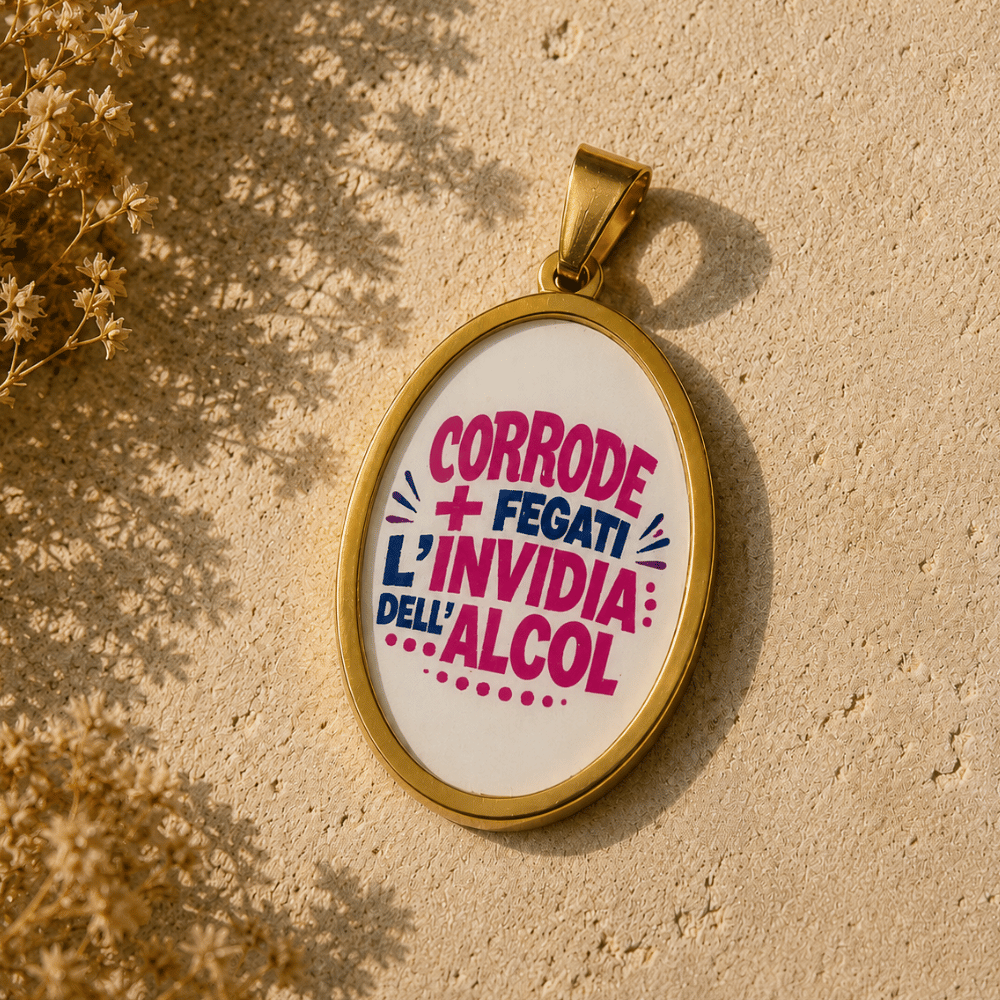Charm "Corrode Più Fegati l'Invidia dell'Alcol" – Ciondolo Ironico da Collana