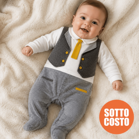 Tutina in ciniglia grigia con gilet aperto e cravattino giallo