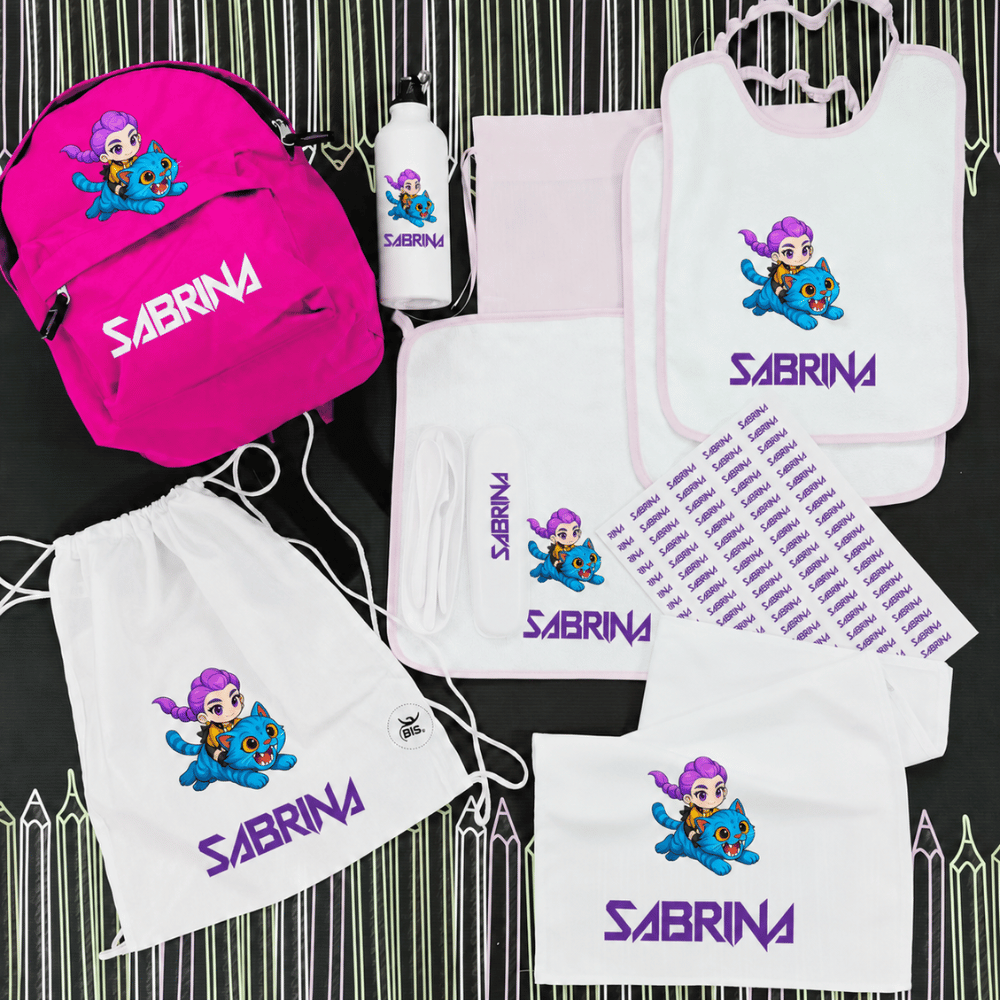 Packs promo asilo personalizzato bambina K‑Pop con zaino, borraccia, bavaglini, tovaglietta, sacche, posate ed etichette