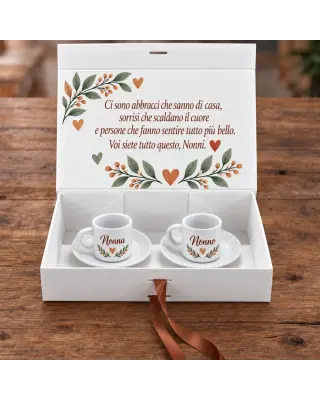 Gift Box aperta Festa dei Nonni con due tazzine da caffè e dedica