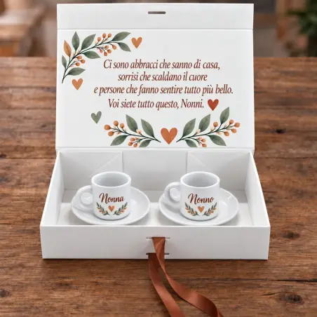 Gift Box aperta Festa dei Nonni con due tazzine da caffè e dedica
