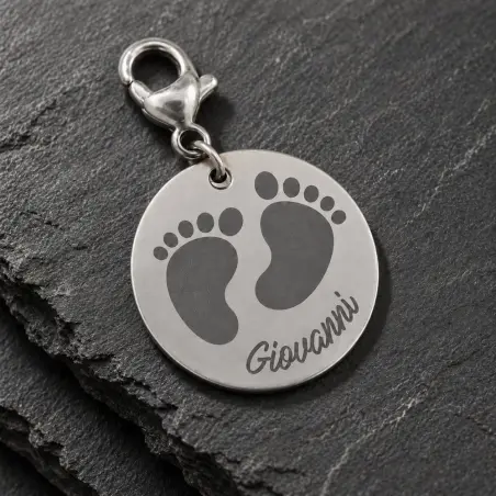 Ciondolo per bracciale circolare con incisione piedini