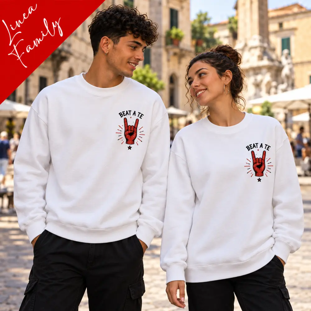 Uomo e donna indossano la felpa bianca Family BIS con scritta Beat a te e mano rossa nel gesto delle corna
