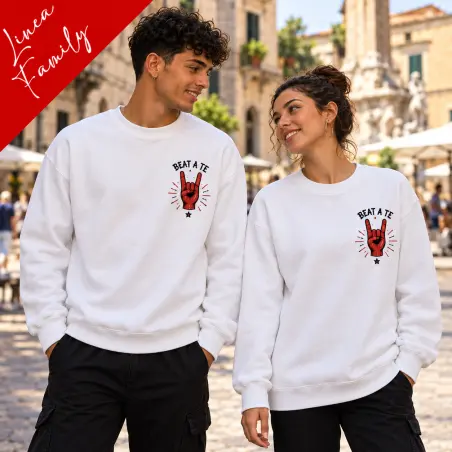 Uomo e donna indossano la felpa bianca Family BIS con scritta Beat a te e mano rossa nel gesto delle corna