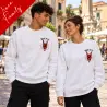 Uomo e donna indossano la felpa bianca Family BIS con scritta Beat a te e mano rossa nel gesto delle corna