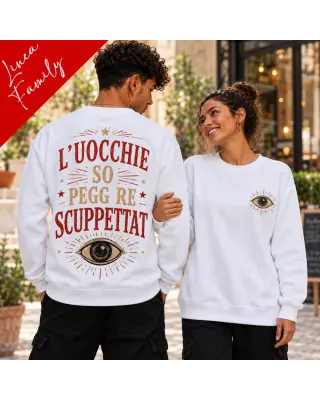 Felpa bianca Family BIS uomo donna con piccolo occhio sul petto e maxi stampa L’uocchie so pegg re scuppettat sul retro.