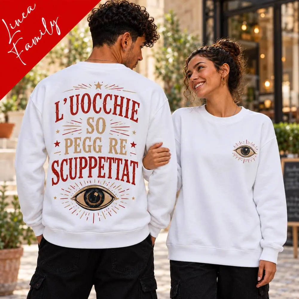 Felpa bianca Family BIS uomo donna con piccolo occhio sul petto e maxi stampa L’uocchie so pegg re scuppettat sul retro.