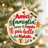 Addobbo con frase “Amici e famiglia sono il regalo più bello del Natale”, pacchetti colorati e tre stelline traforate