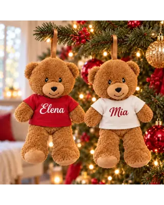 Orsetti natalizi con magliette rossa e bianca personalizzate Elena e Mia, appesi all’albero con lacci in raso