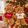 Orsetti natalizi con magliette rossa e bianca personalizzate Elena e Mia, appesi all’albero con lacci in raso