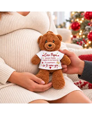 Orsetto Caro papà con dedica natalizia rossa e oro, tenuto vicino al pancione della mamma con la mano del futuro papà