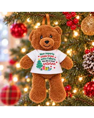 Orsetto appeso all’albero di Natale con maglietta Non importa cosa trovi sotto l’albero ma chi ci trovi intorno