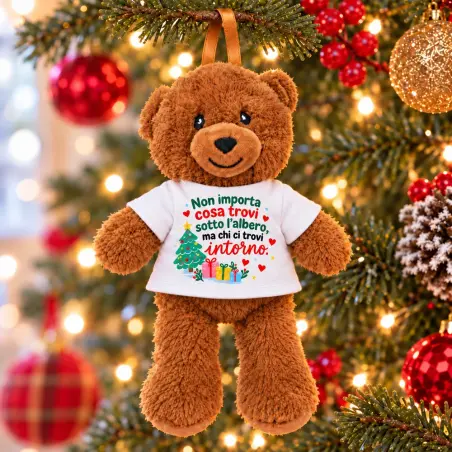 Orsetto appeso all’albero di Natale con maglietta Non importa cosa trovi sotto l’albero ma chi ci trovi intorno