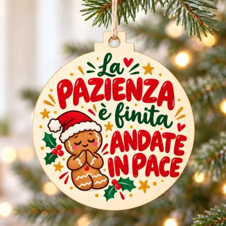 Pallina di Natale in legno con frase La pazienza è finita, andate in pace
