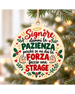 Pallina di Natale in legno con frase Signore dammi la pazienza perché se mi dai la forza faccio una strage, appesa all’albero