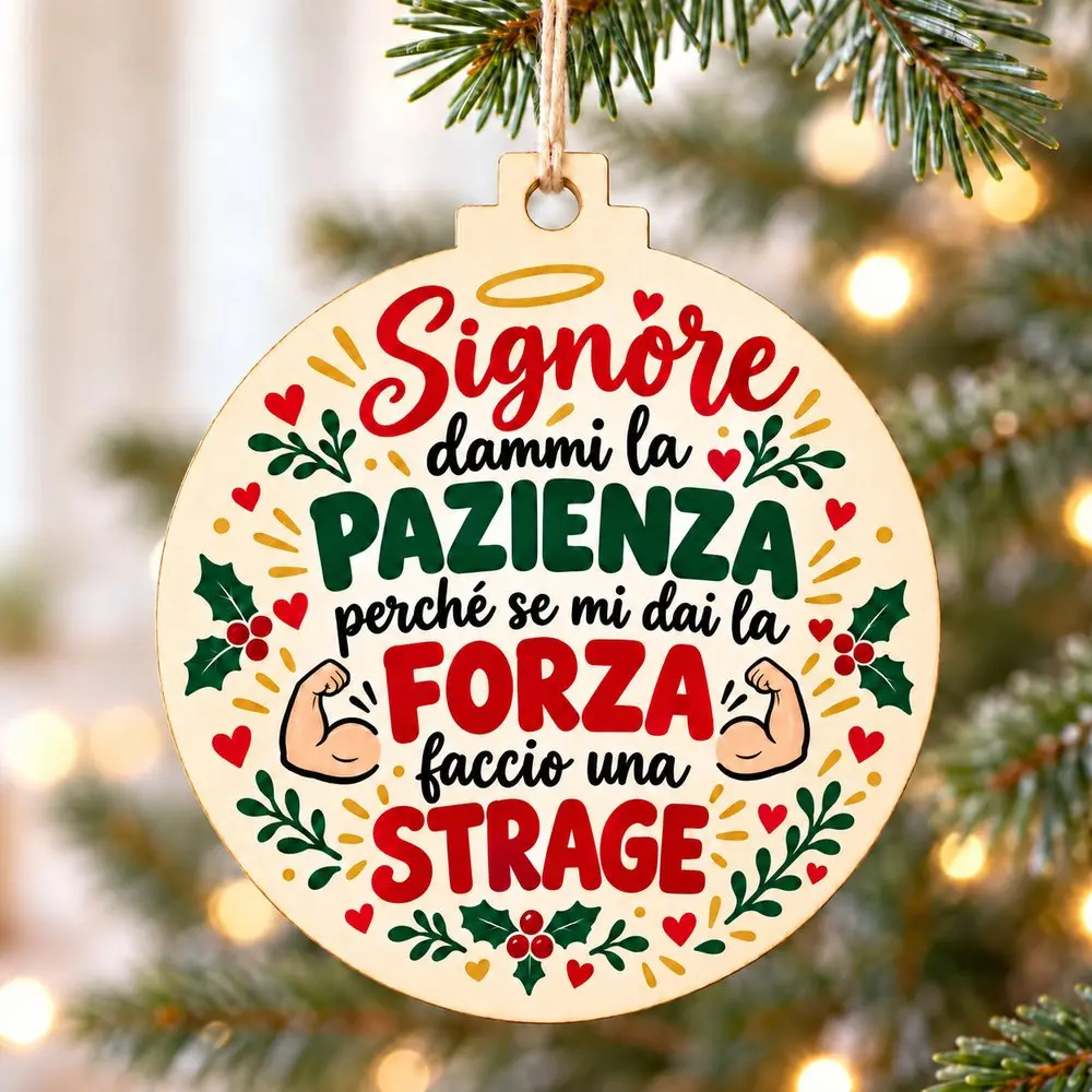 Pallina di Natale in legno con frase Signore dammi la pazienza perché se mi dai la forza faccio una strage, appesa all’albero
