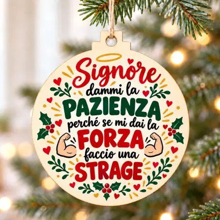Pallina di Natale in legno con frase Signore dammi la pazienza perché se mi dai la forza faccio una strage, appesa all’albero