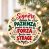 Pallina di Natale in legno con frase Signore dammi la pazienza perché se mi dai la forza faccio una strage, appesa all’albero