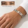 Bracciale con occhi incisi su polso maschile e riquadro della fotografia usata come esempio di personalizzazione.
