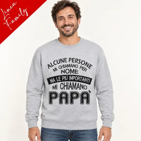Felpa papà indossata con la frase “Alcune persone mi chiamano per nome, ma le più importanti mi chiamano papà”.