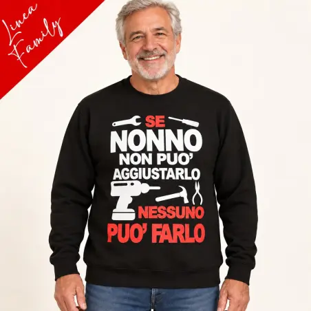 Felpa nonno aggiustatutto indossata, con frase “Se nonno non può aggiustarlo nessuno può farlo” e grafica con attrezzi.