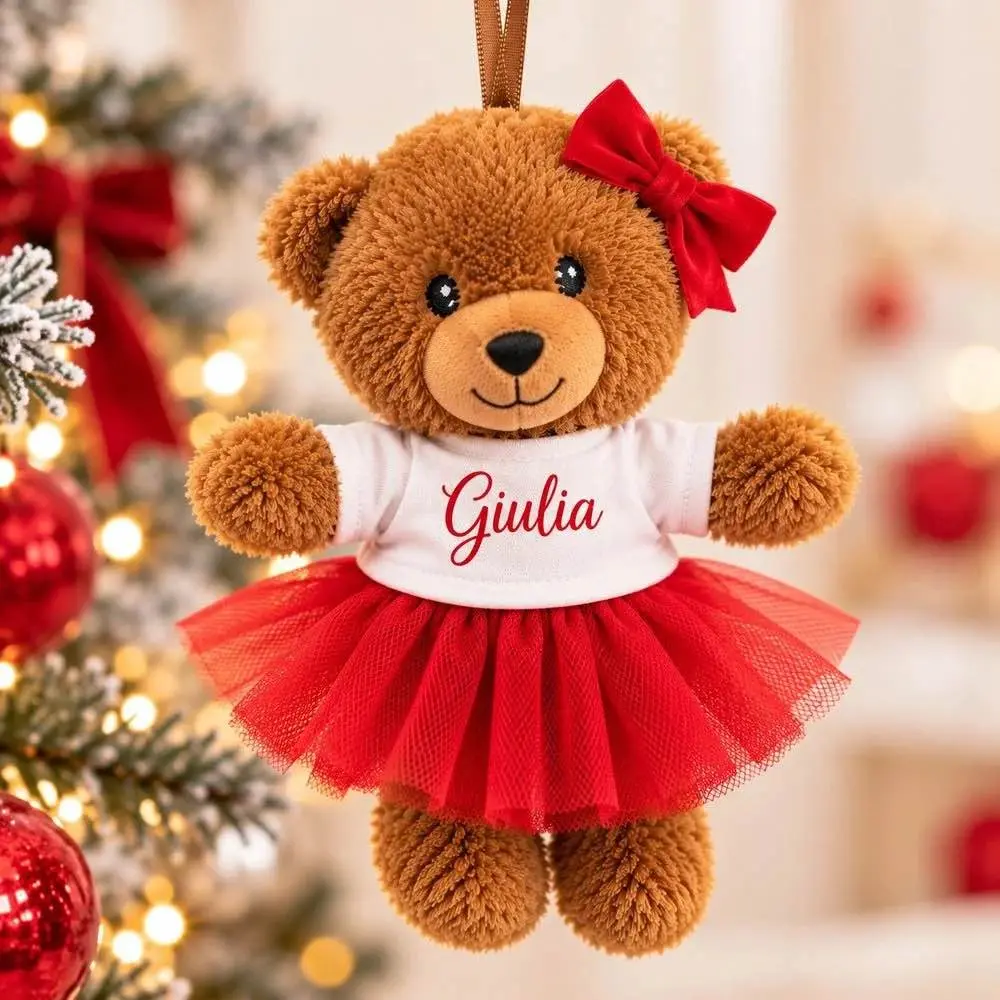 Orsetto natalizio da appendere con nome Giulia sulla maglietta bianca, gonna in tulle rosso e fiocco rosso.