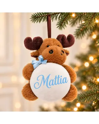 Renna di peluche da appendere con pallina bianca, nome Mattia stampato in azzurro e fiocchetto azzurro.
