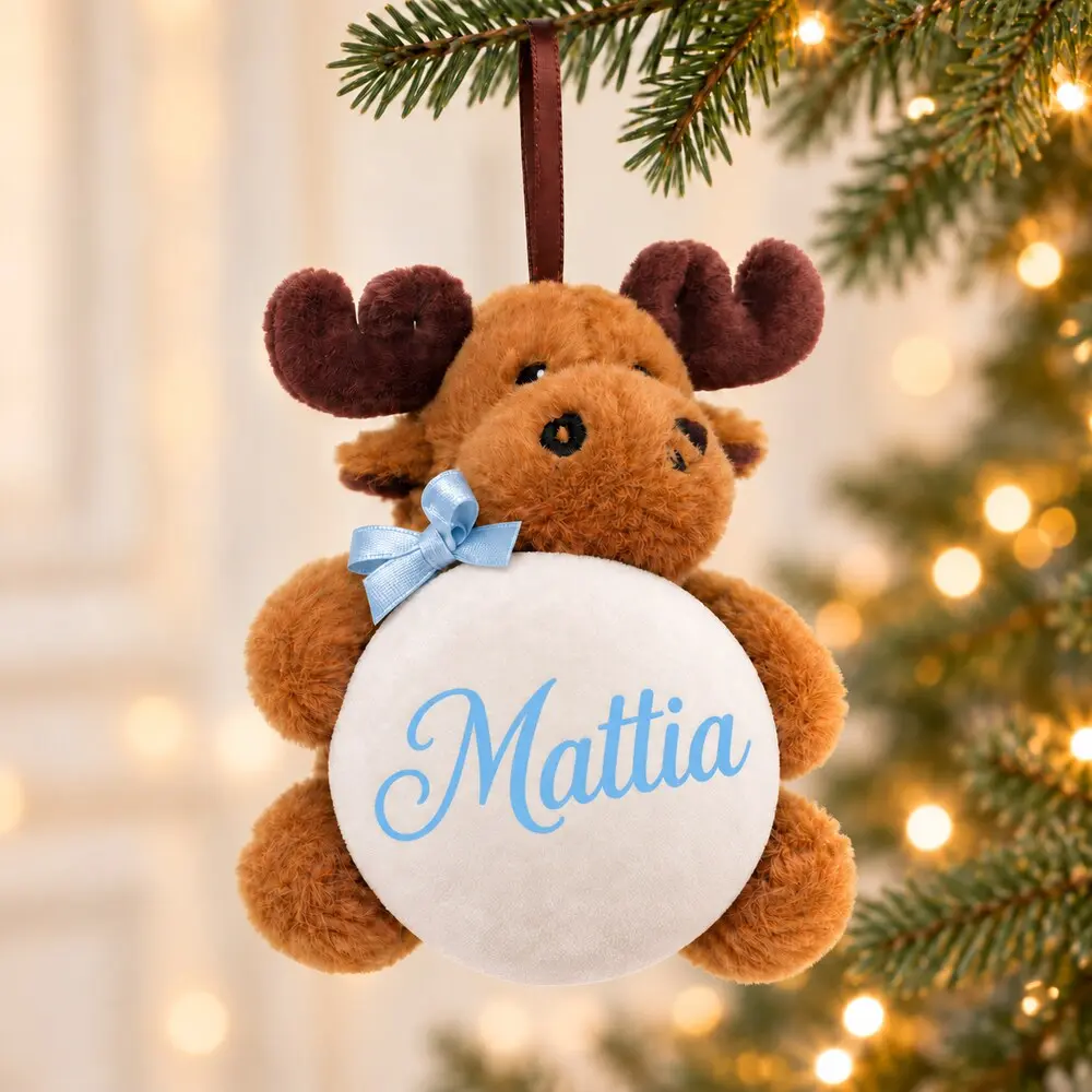 Renna di peluche da appendere con pallina bianca, nome Mattia stampato in azzurro e fiocchetto azzurro.