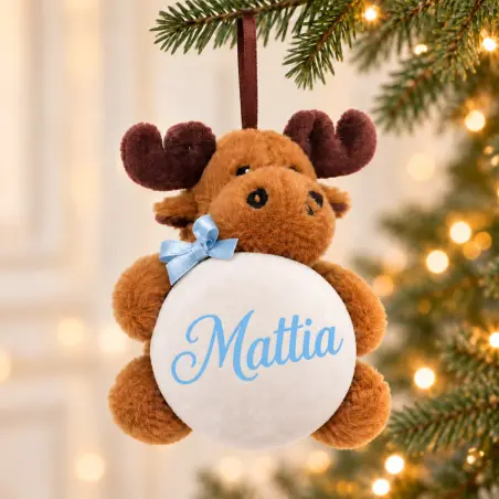 Renna di peluche da appendere con pallina bianca, nome Mattia stampato in azzurro e fiocchetto azzurro.