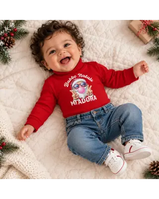 Neonato con body lupetto rosso Babbo Natale mi adora, abbinato a jeans blu e scarpine bianche