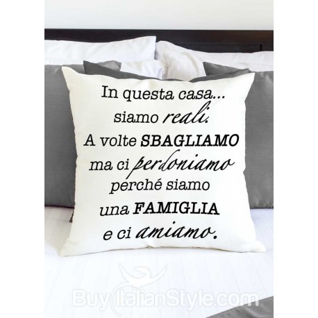 Federa cuscino In questa casasiamo REALI. A volte SBAGLIAMO ma ci  PERDONIAMO perché siamo una FAMIGLIA e ci AMIAMO