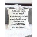 Federa cuscino "In questa casa...siamo REALI. A volte SBAGLIAMO ma ci PERDONIAMO perché siamo una FAMIGLIA e ci AMIAMO"