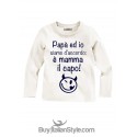 T-shirt bimboa con scritta "papà ed io siamo d'accordo è mamma il capo"