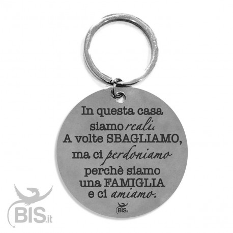 Portachiavi acciaio"In questa casa...siamo REALI. A volte SBAGLIAMO ma ci PERDONIAMO perché siamo una FAMIGLIA e ci AMIAMO"