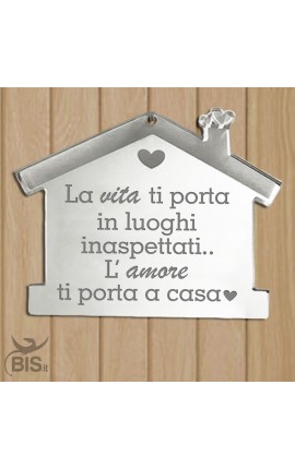 Appendino fuoriporta in plexi "La vita ti porta in luoghi inaspettati, l'amore ti porta a casa"